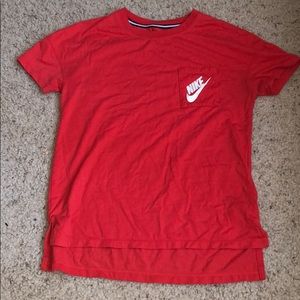 A Nike t-shirt in the color salmon !